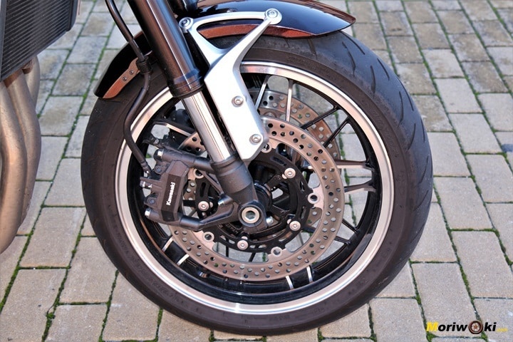 Doble disco de 300 mm con pinzas monoblock y horquilla invertida regulable para la Kawasaki Z900RS Doble disco de 300 mm con pinzas monoblock y horquilla invertida regulable para la Kawasaki Z900RS