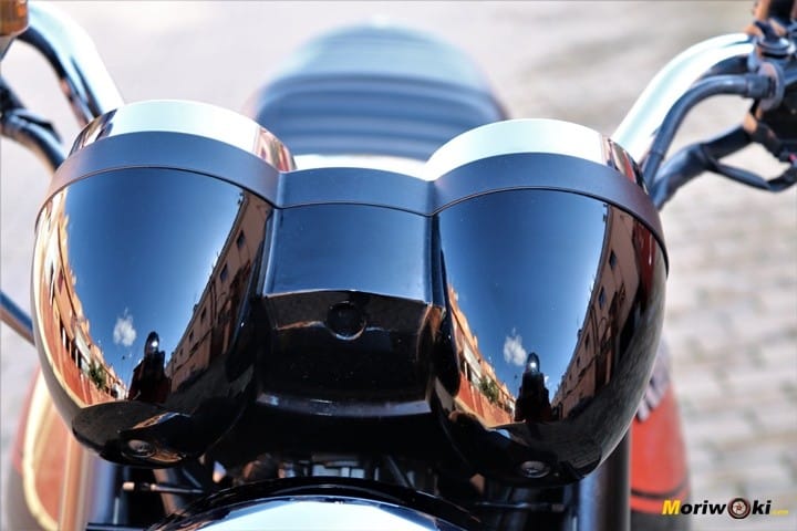 Aspecto frontal que ofrecen los relojes clásicos de la Z900RS Aspecto frontal que ofrecen los relojes clásicos de la Z900RS