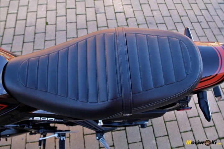 Asiento con tapicería listada de la Kawasaki Z900RS Asiento con tapicería listada de la Kawasaki Z900RS