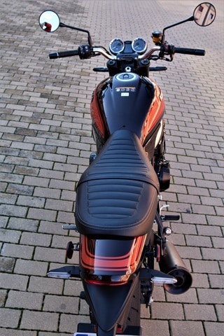 Vista longitudinal de la posición que ofrece la Z900RS