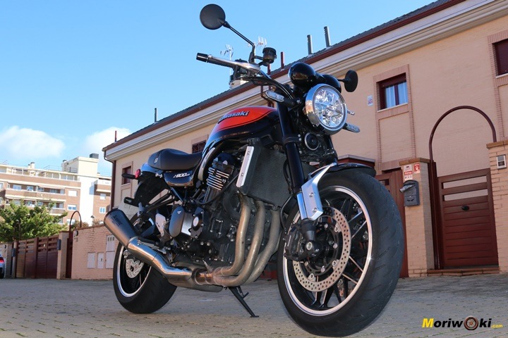 Imponente planta de la Z900RS con los colectores de titanio Akrapovic en primer término Imponente planta de la Z900RS con los colectores de titanio Akrapovic en primer término
