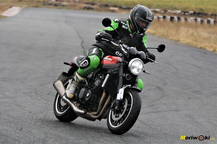 La Kawasaki Z900RS en acción sobre la pista de FK-1 La Kawasaki Z900RS en acción sobre la pista de FK-1