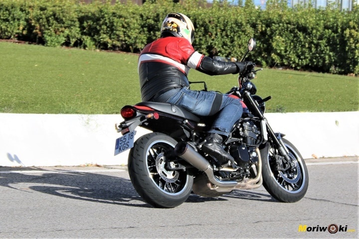 Una Kawasaki Z900RS haciendo su paso por una rotonda. Una Kawasaki Z900RS haciendo su paso por una rotonda.