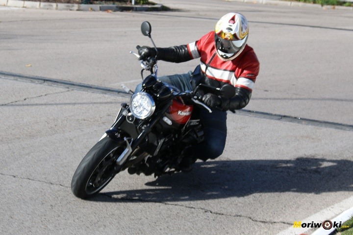 Paso por curva de la Kawa Z900RS Paso por curva de la Kawa Z900RS
