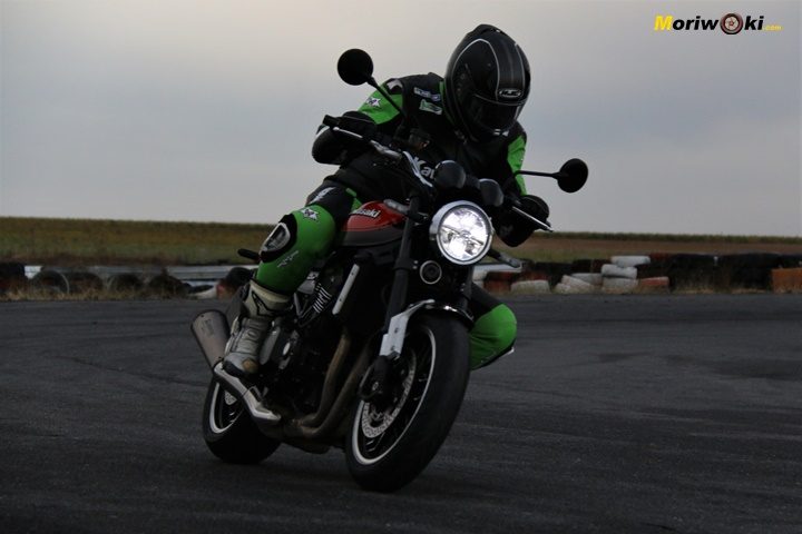 Perspectiva cenital de la Kawasaki Z900RS en marcha Acelerando a fondo con la Kawasaki Z900RS en la semi oscuridad