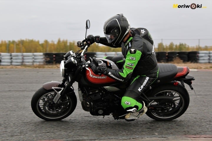 Con el asfalto húmedo de FK-1 sobre la Z900RS Con el asfalto húmedo de FK-1 sobre la Z900RS