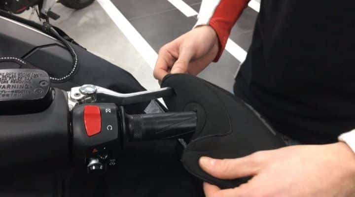 instalar manoplas para motos