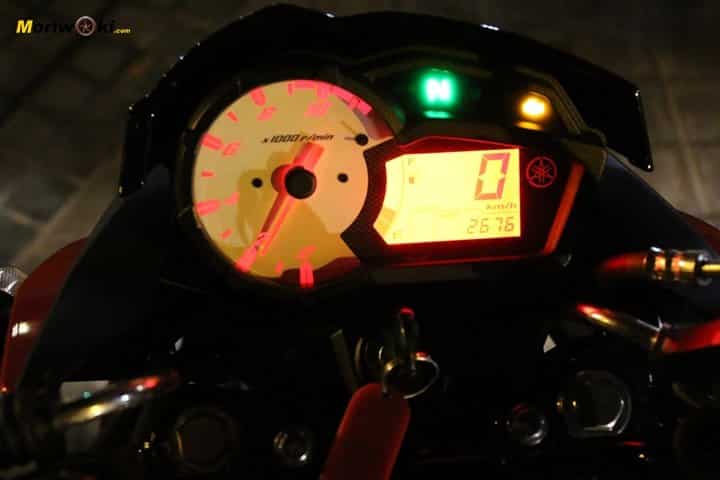 Yamaha YS125 instrumentación nocturna