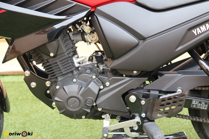 Motor monocilíndrico de la Yamaha YS125 por el lado izquierdo