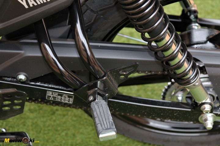 Estribera pasajero en la Yamaha YS125 