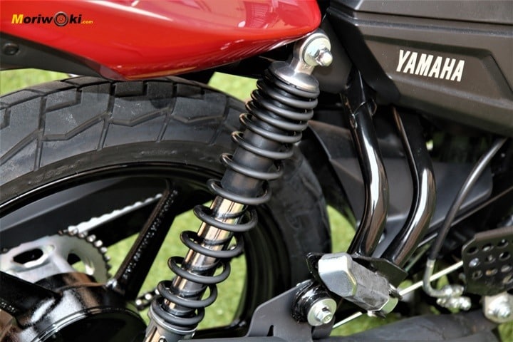 Yamaha YS125 amortiguador y estribera pasajero