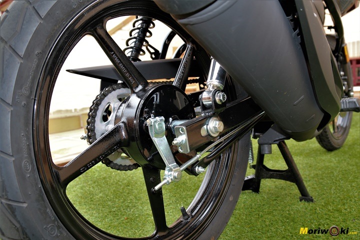 Yamaha YS125 con su freno de tambor