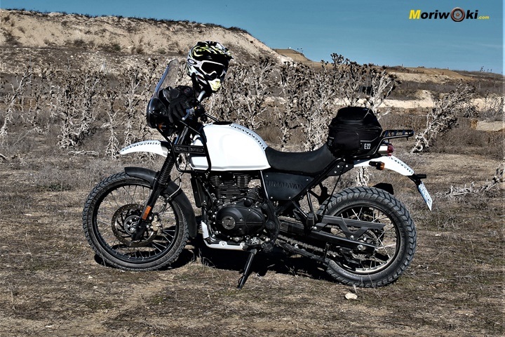 Posando en la tierra la Royal Enfield Himalayan Posando en la tierra la Royal Enfield Himalayan