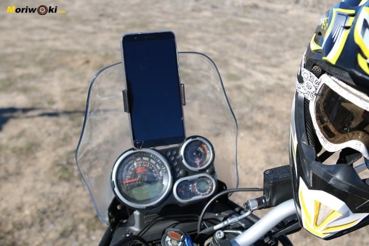 Sujeción de ventosa en la pantalla de la Royal Enfield Himalayan Sujeción de ventosa en la pantalla de la Royal Enfield Himalayan