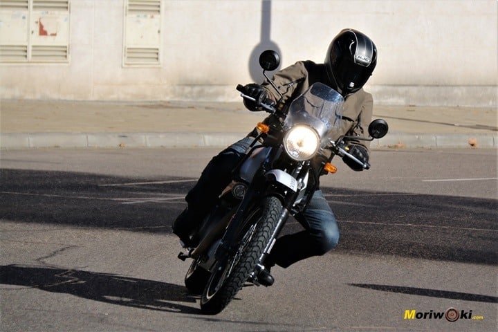 Inclinando con la Royal Enfield Himalayan Inclinando con la Royal Enfield Himalayan