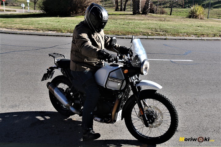 Parando en una rotonda con la Royal Enfield Himalayan Parando en una rotonda con la Royal Enfield Himalayan