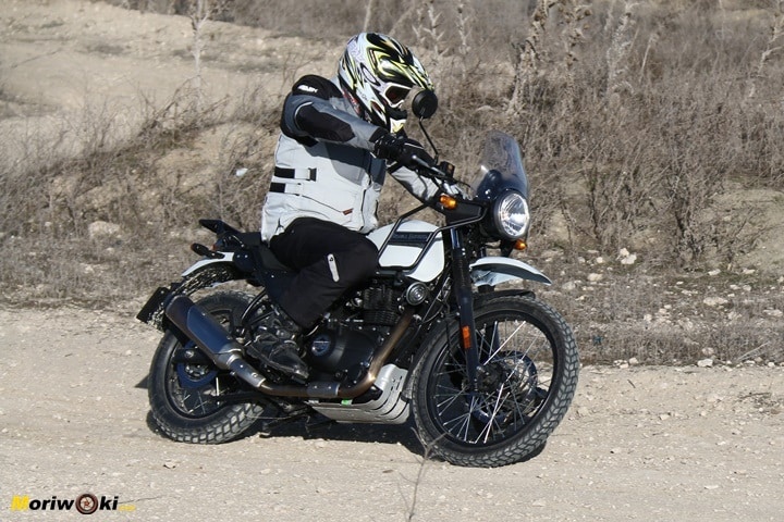 En una pista de tierra con la Royal Enfield Himalayan En una pista de tierra con la Royal Enfield Himalayan