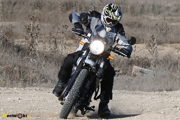Atacando un curva en tierra con la Royal Enfield Himalayan Atacando un curva en tierra con la Royal Enfield Himalayan