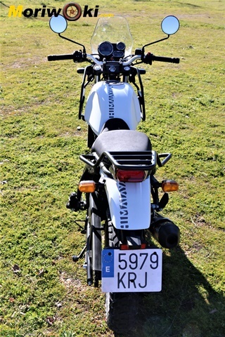 Vista superior de la Royal Enfield Himalayan en parado Vista superior de la Royal Enfield Himalayan en parado