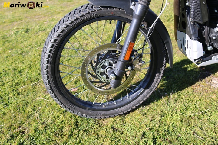 Rueda delantera de la Royal Enfield Himalayan Rueda delantera de la Royal Enfield Himalayan