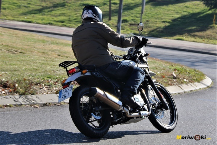 Paso por una rotonda con una Royal Enfield Himalayan. Paso por una rotonda con una Royal Enfield Himalayan.