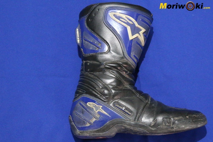 Bota AP reparada tras algunos años con un agujero en el lateral comido por el asfalto Bota AP reparada tras algunos años con un agujero en el lateral comido por el asfalto