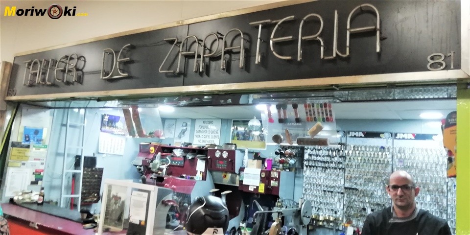 Puesto de Toni, el zapatero para moteros Puesto de Toni, el zapatero para moteros