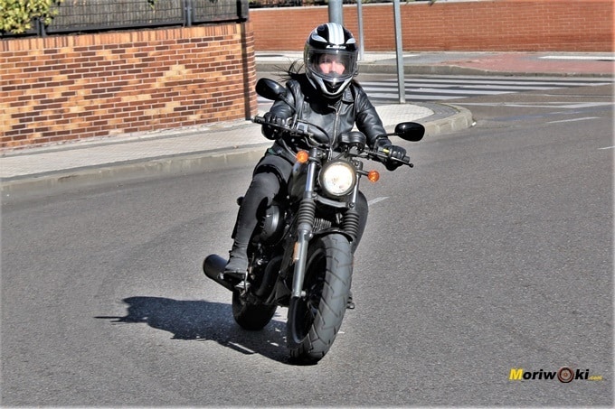 Hyosung Aquila GV 125S paso por curva
