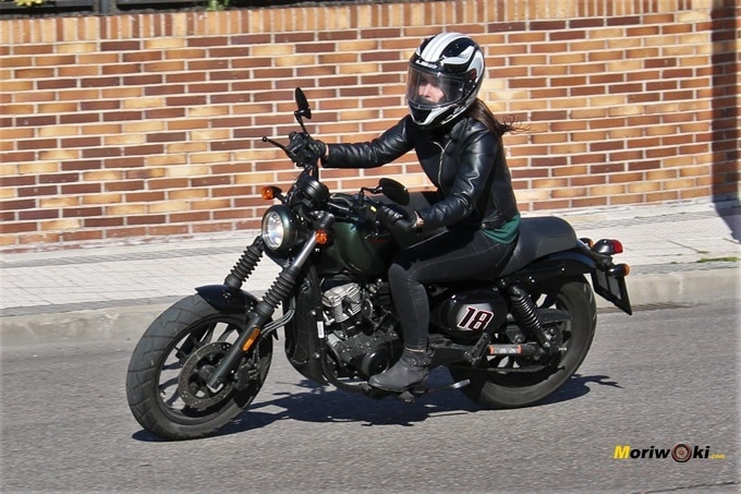 Hyosung Aquila GV 125S en curva