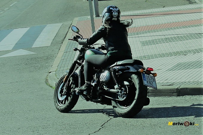 Saliendo de una rotonda con una Hyosung Aquila. Saliendo de una rotonda con una Hyosung Aquila.