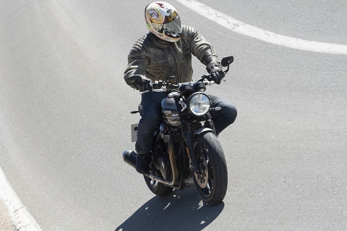La Triumph Speed Twin 1200 en marcha desde arriba