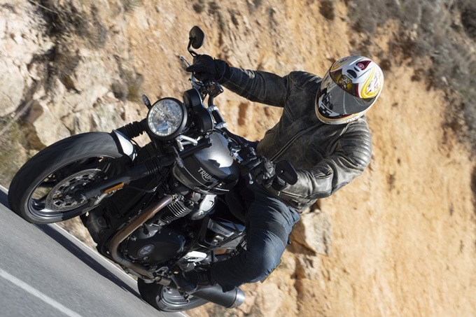 Frenada en la prueba de la Triumph Speed Twin 1200 