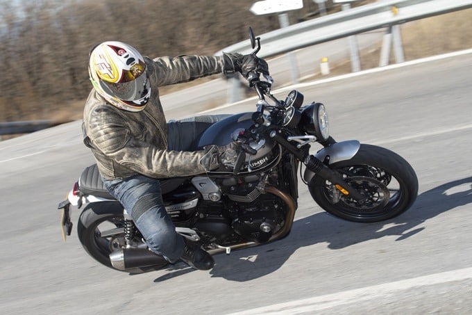 La Triumph Speed Twin 1200 girando