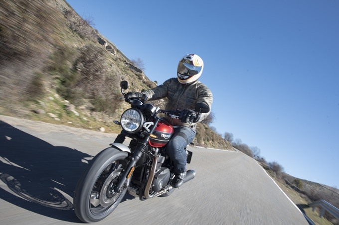 Rodando con la Triumph Speed Twin 1200 lado derecho