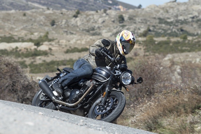 La Triumph Speed Twin 1200 en marcha desde abajo