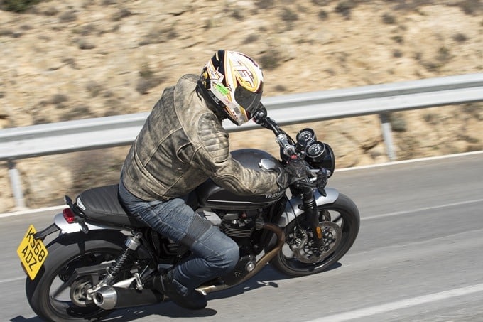La Triumph Speed Twin 1200 en su paso por curva