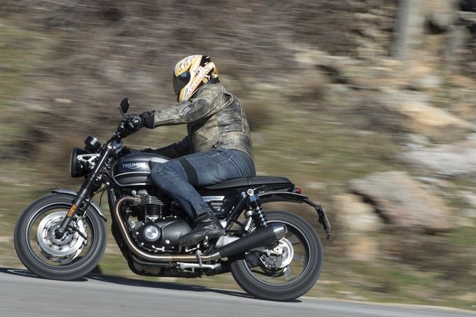 La posición en la Triumph Speed Twin 1200 