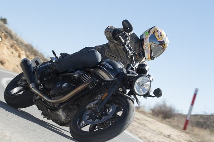 Rodando con la Triumph Speed Twin 1200 en primer plano
