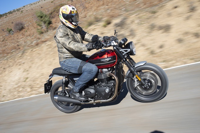 Triumph Speed Twin 1200 Korowi Red en marcha