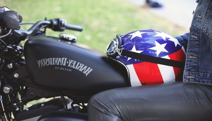 casco de moto con el diseño de la bandera americana
