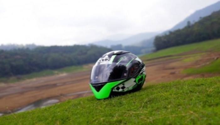 casco de moto en un prado verde