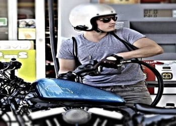 Motorista repostando en gasolinera