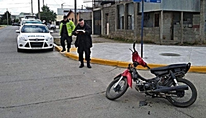 los policías identificando una moto robada