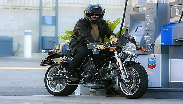 Motorista repostando