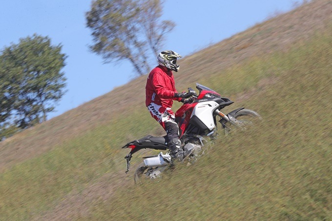 Conducción moto trail básica AR4I5491