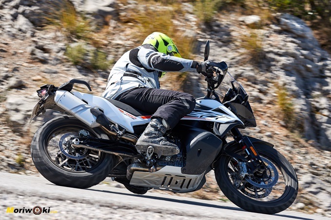 Inclinando con la KTM 790 Adventure Inclinando con la KTM 790 Adventure