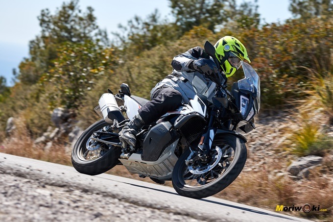 Al llegar a un viraje con la KTM 790 Adventure