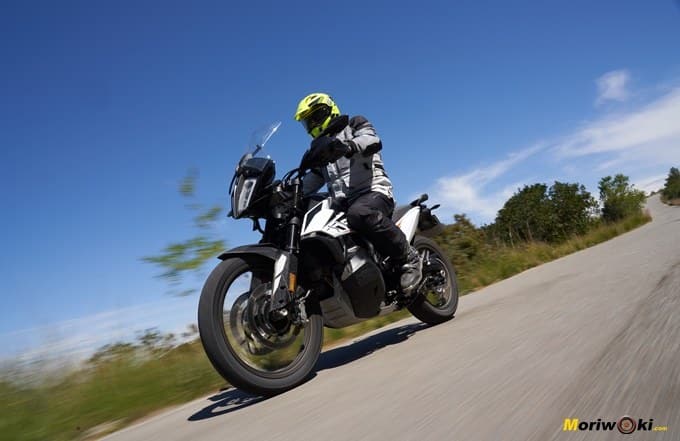 Vista inferior en marcha de la KTM 790 Adventure Vista inferior en marcha de la KTM 790 Adventure