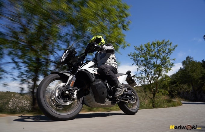 Paso de la KTM 790 Adventure visto desde abajo Paso de la KTM 790 Adventure visto desde abajo