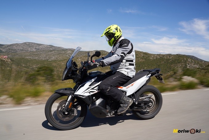 En ruta con la KTM 790 Adventure lado izquierdo En ruta con la KTM 790 Adventure lado izquierdo